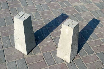 Słupki graniczne, oznacznikowe i elementy parkingowe